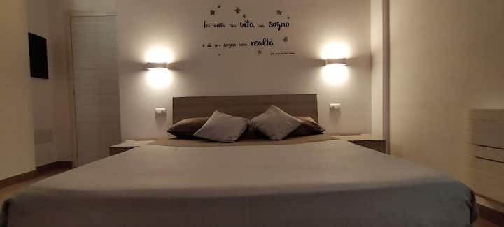 La habitación está bastante luminosa. Tiene una puerta de ventana adornada con una cortina opaca con vistas a una terraza. Los muebles son de madera ligera: la cama, un armario de cuatro puertas y dos mesitas de noche. Aire acondicionado