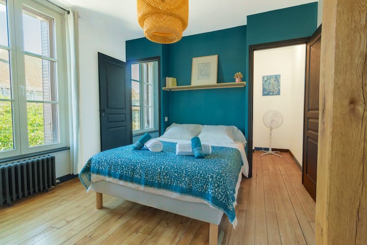 Საძინებელი სააბაზანოთი და საგარდერობო ოთახით გთავაზობთ ორადგილიან საწოლს ხარისხიანი ლეიბით მშვიდი ძილისთვის. 