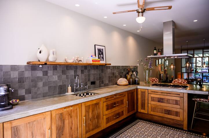 Spacious design townhouse with garden gallery image 3