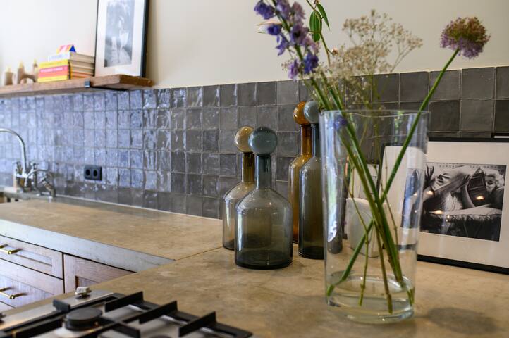 Spacious design townhouse with garden gallery image 4