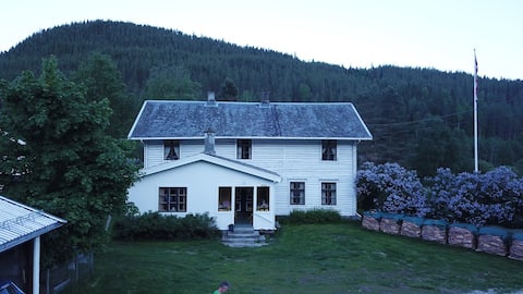 Top Airbnb: Charming farmhouse by the river, Gol, Hallingdal in Gol