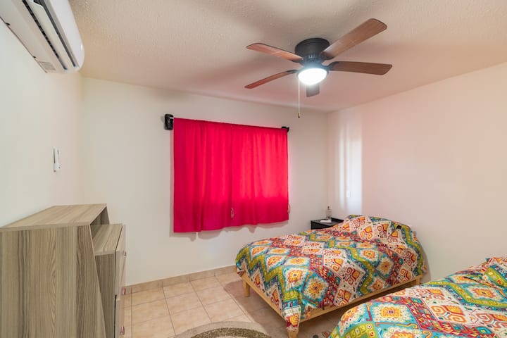 ห้องนอนที่สองมีเตียงขนาด 2 เตียงโดยมีโต๊ะด้านข้างของเตียงแต่ละหลังมีหน้าต่างด้านนอกเพื่อรับแสงเครื่องปรับอากาศหรือเครื่องทำความร้อนพัดลมและไฟเหนือศีรษะและลิ้นชักเก็บของ
