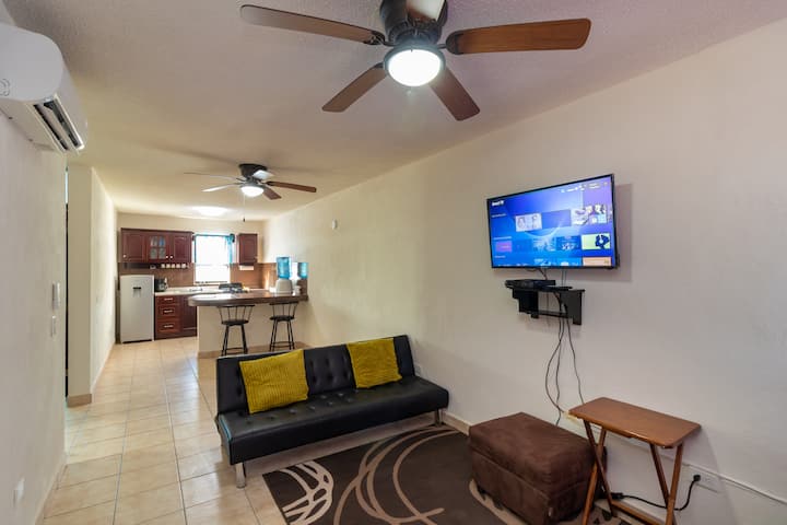 ห้องนั่งเล่นของอพาร์ทเมนท์ 4 มีสมาร์ททีวีเชื่อมต่อกับดาวเทียม DishNet หรือเสียบสื่อของคุณเอง  มี Wi-Fi โซฟาเปิดประทุนเป็นเตียงเสริม  ห้องครัวและห้องนั่งเล่นเชื่อมต่อกันเป็นห้อง "ที่ยอดเยี่ยม""เครื่องปรับอากาศและพัดลมเหนือศีรษะ"