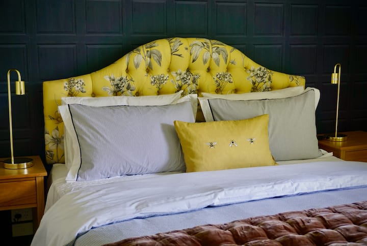 主卧-特大双人床，配有Wallace Cotton棉质棉质床上用品。 我们在两张床头柜上都提供无线网络充电器。 这间卧室有一扇通往阳台的滑动门。
内置双人衣柜，卧室门后有填充式镜子。