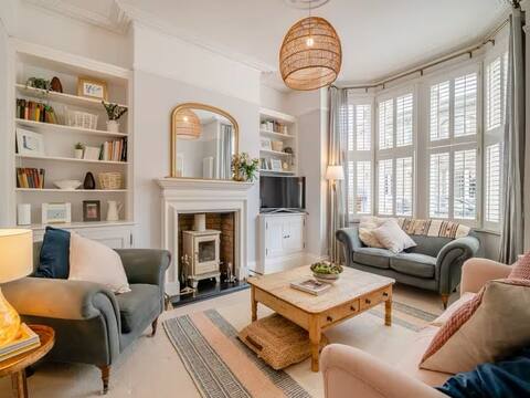 *Luxury Coastal Retreat* Family friendly sleeps 10