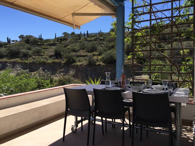 Apartment with airco, private parking & sea view gallery image 4