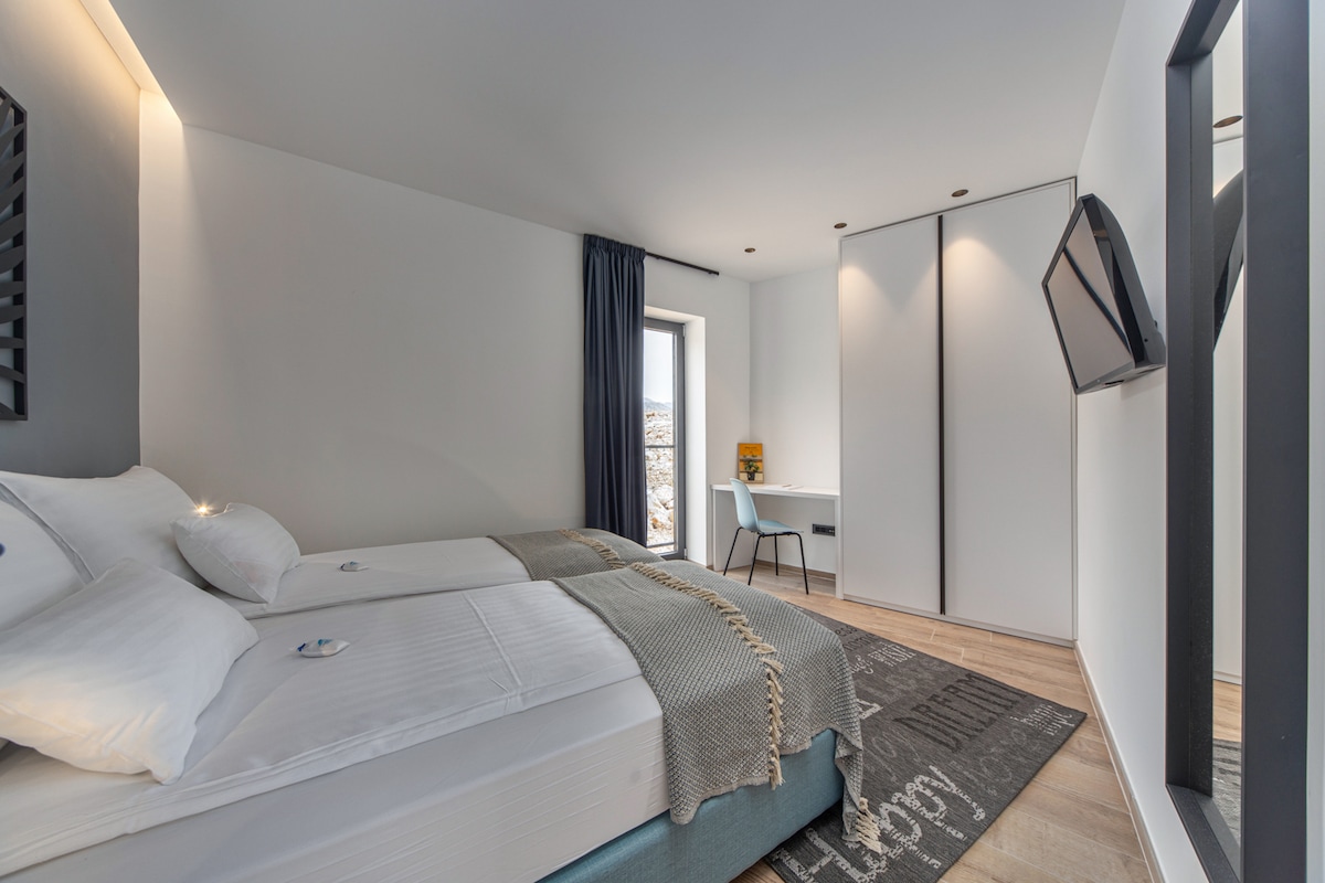 חדר 4, קומת קרקע, שתי מיטות יחיד, נוף להרים