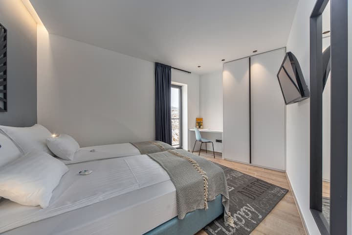 ห้อง 4 ชั้นล่างเตียงเดี่ยวสองเตียงวิวภูเขา