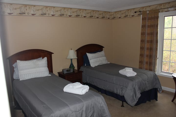 ห้องนอนแฝดมองออกไปเห็นลานบ้านและปิ้งย่าง