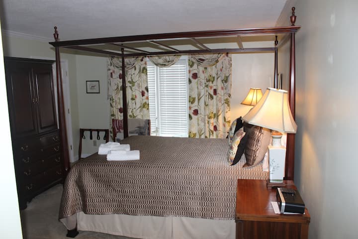 ห้องนอนใหญ่พร้อมห้องน้ำในตัว