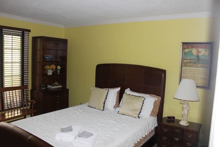 ห้องนอนควีนไซส์พร้อมอ่างอาบน้ำเชื่อม