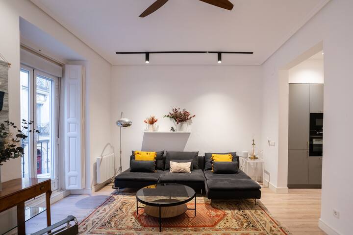Stylish Apartment in the heart of Madrid gallery image 5
