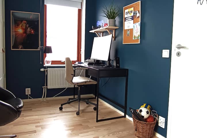 Chambre 3, lit simple 105 cm 
Playstation 5 avec de nombreux jeux