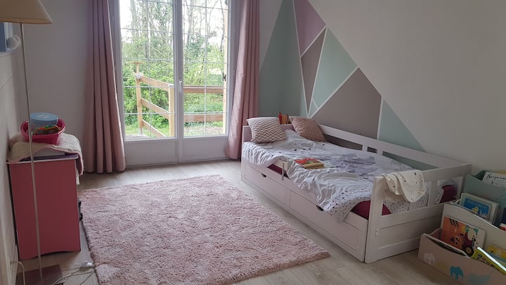 Spálňa 7 na prízemí môže byť posteľ s manželskou posteľou. 