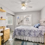 Bračni krevet (160x200)...radni stol, s televizorom u spavaćoj sobi