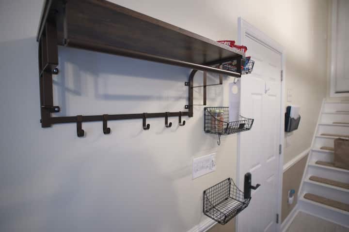 המון אחסון למעילים, מפתחות, רצועות וכו '.