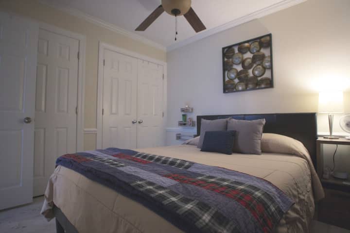 מיטת קווין זיכרון עם מסגרת מיטה חדשה. כולל מכונת סאונד!