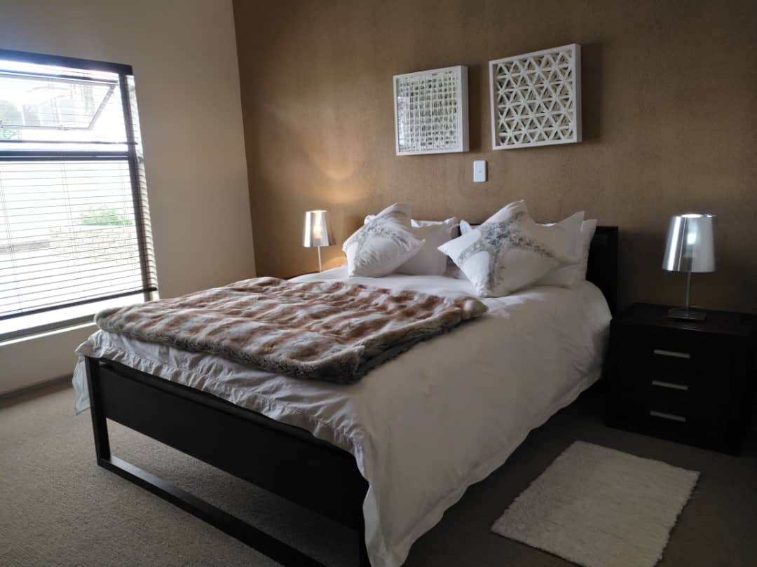 Dormitorio en la planta baja con baño completo con TV 
otro acceso en la habitación a la televisión de la sala de estar. 