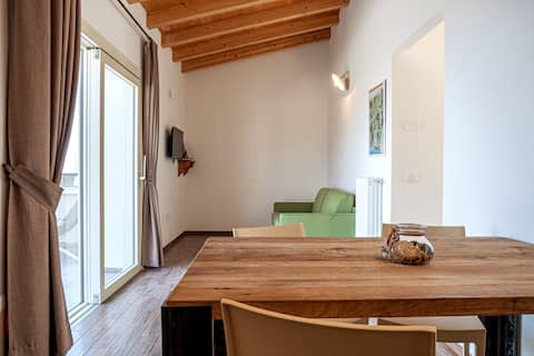 Top performing Airbnb: 4️⃣Oasi Da Vinci Three-Room Apartment "Botanica & Vista Lago" in Tignale