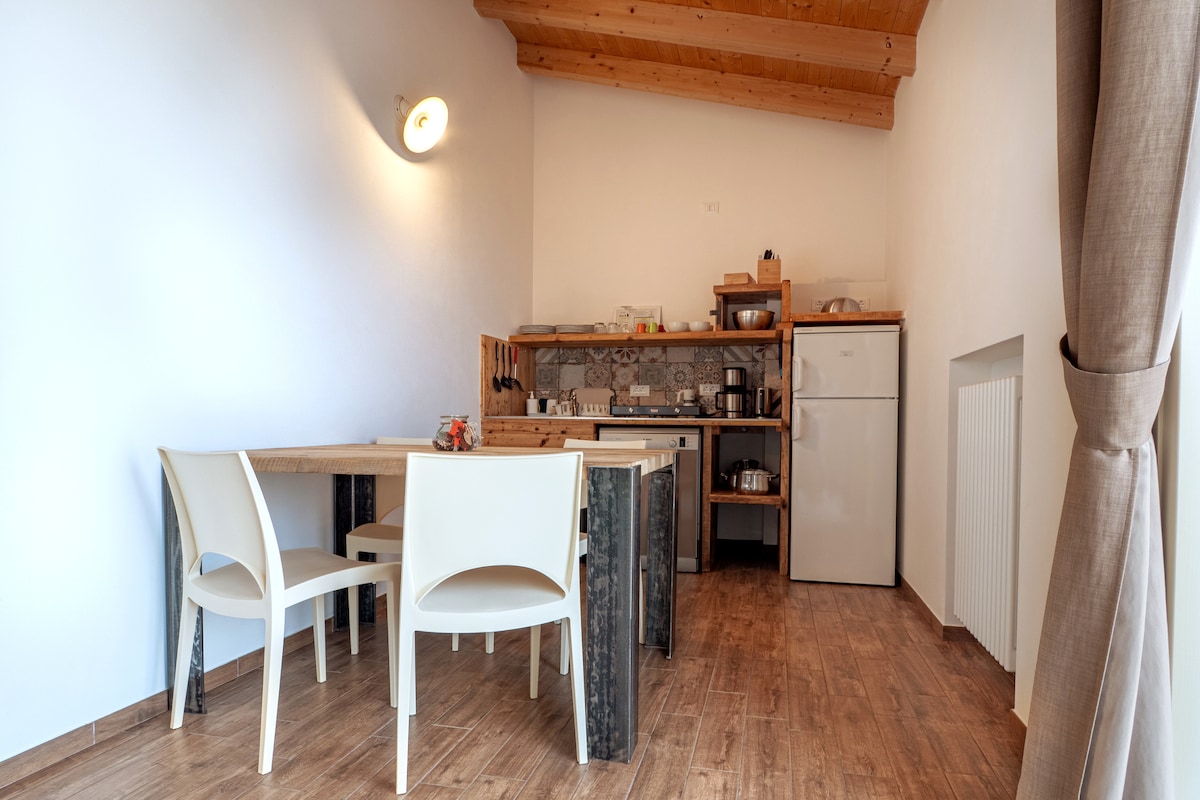 Leistungsstarkes Airbnb: 4️⃣Oasi Da Vinci Trilocale “Botanica & Vista Lago” in Tignale