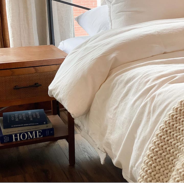 一间宽敞的房间提供工作空间和最舒适的标准双人床。   壁橱内置置置物架，可供房客存放大量带行李架的衣物，轻松打开行李。

与小孩一起旅行？您还可以打包玩耍。 