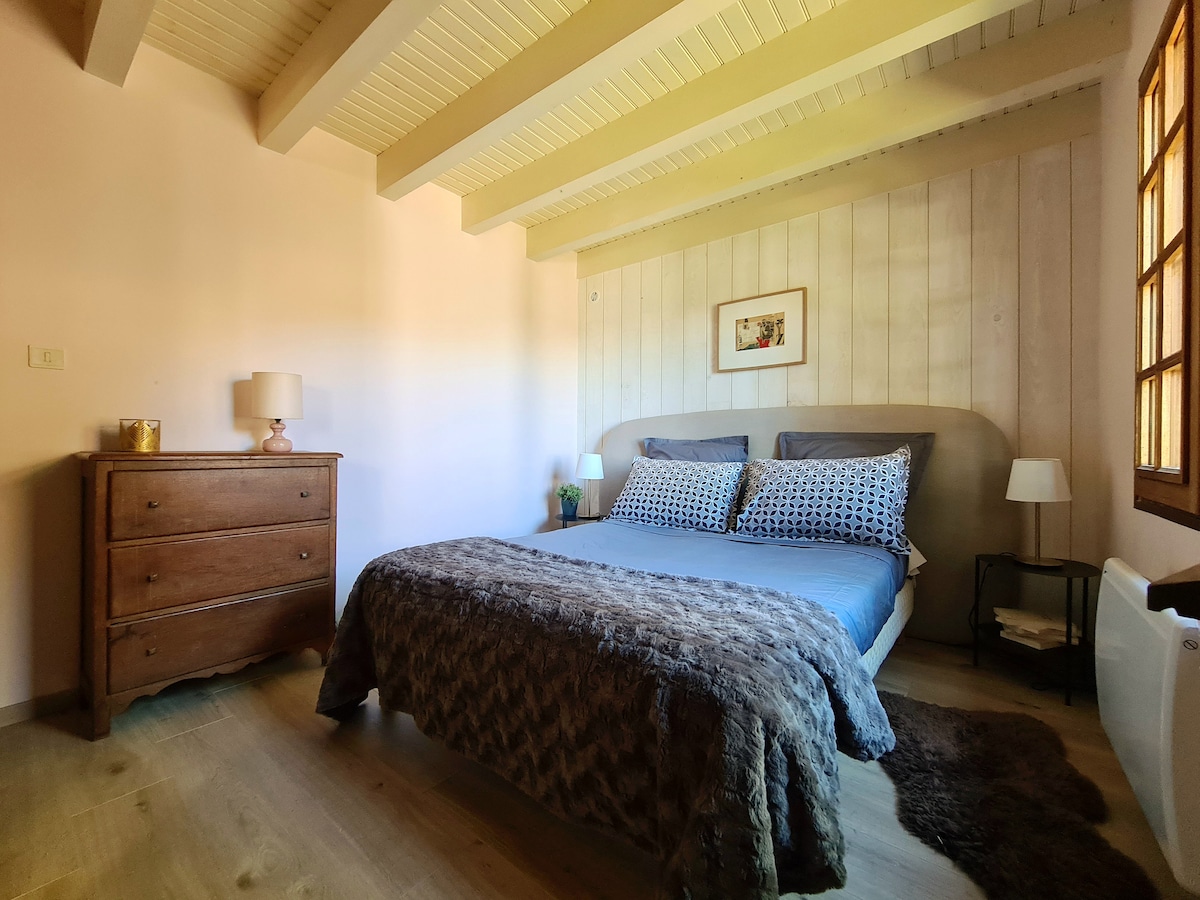 Dormitorio norte. Cama de 140, armarios empotrados.