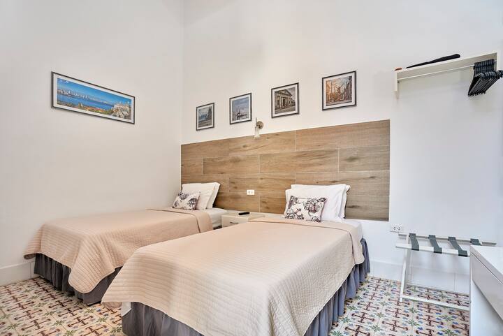 Habitación #2 con camas twin o king size, según necesidades del cliente. Aire acondicionado tipo split, wifi, tv, caja fuerte, minibar, amplio baño privado con amenities y secador de pelo, cortinas opacas, espacio para guardar tu ropa.