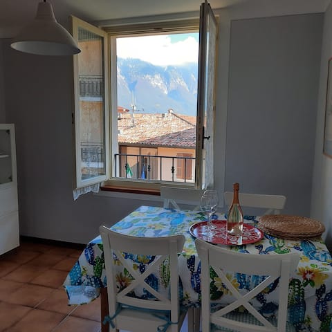 Top Airbnb: In a magnificent village between the lake and the mountains. a Tremosine Sul Garda