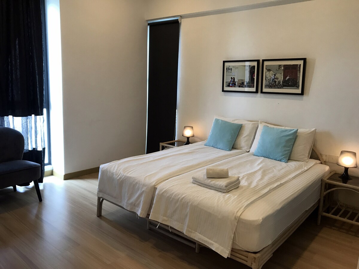 ห้องนอนใหญ่พร้อมห้องน้ำในตัวและอ่างน้ำร้อน