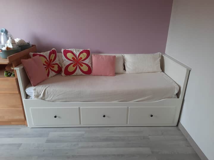 غرفة النوم الأولى بسرير واحد أو مزدوج وفقًا لطلبك (مرتبة جديدة، نوعية!)