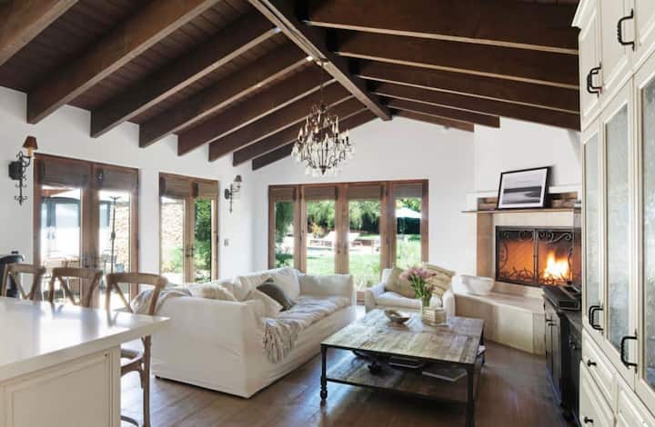 Bright & Sunny 5 Bedroom Villa With A Pool - Los Angeles, CA