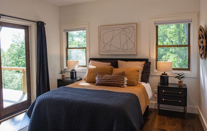 Lower Queen Ensuite

