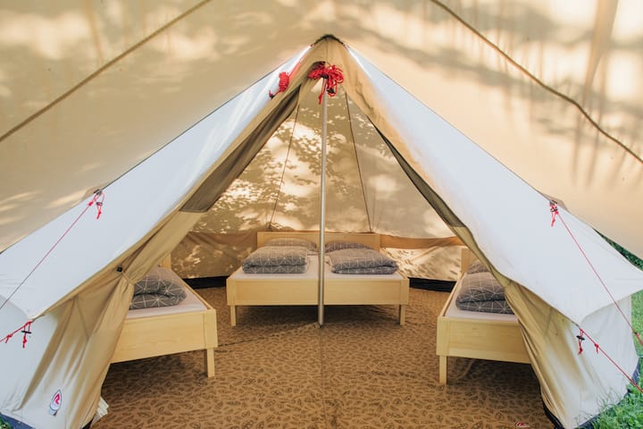 Ambienti i familjes sonë me qira Yurt është i pajisur me tendë.