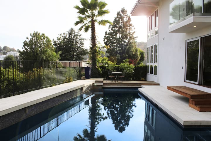 Luxury modern 5 min to Sunset, views w/theater gallery image 2