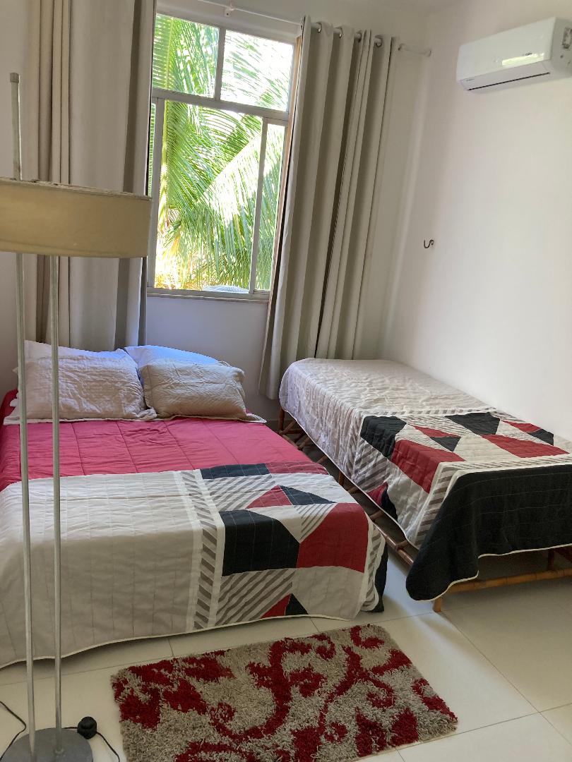 голема соба со 1 брачен кревет , 1 единечен кревет, гардероба и клима уред.