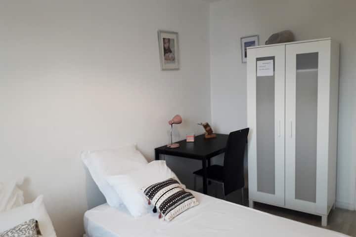 uma parte do mesmo  2º quarto com amoire