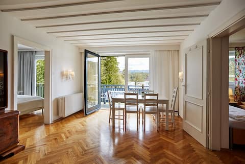 Spacious apartment with direct lake access