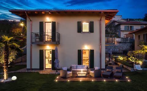 Modern luxury Villa with private Garden and BBQ