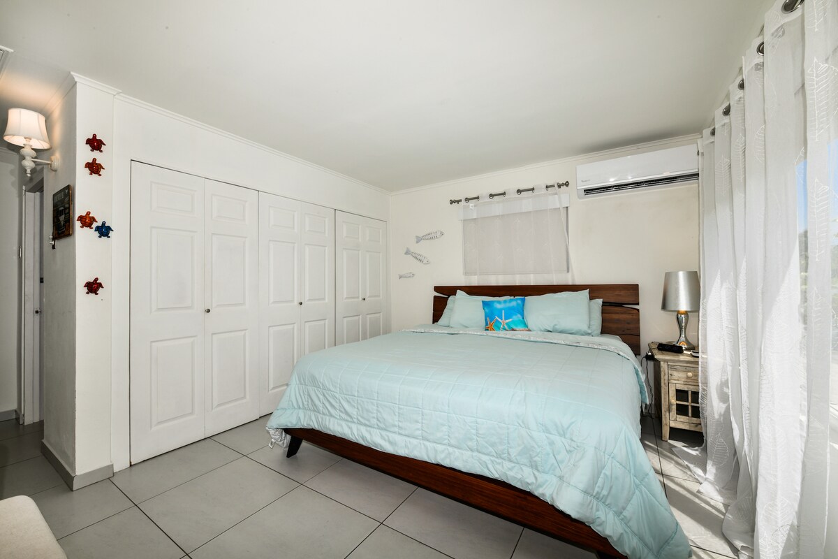 El dormitorio #2 comienza con una cama tamaño king y un armario de pared a pared. Se proporcionan sábanas y sábanas, todas las habitaciones tienen baño privado y aire acondicionado.