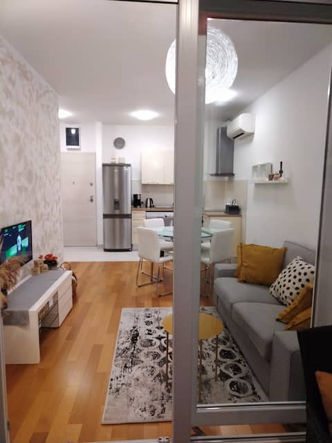 Popular Airbnb listing: Apartment "Magica" 5*Panorama View & Parking in Gradski Kotar Sućidar
