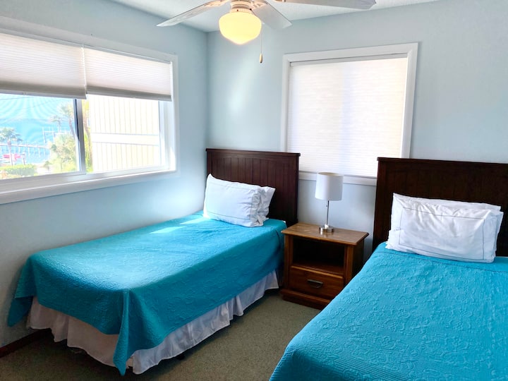 两张面向河流的双人床