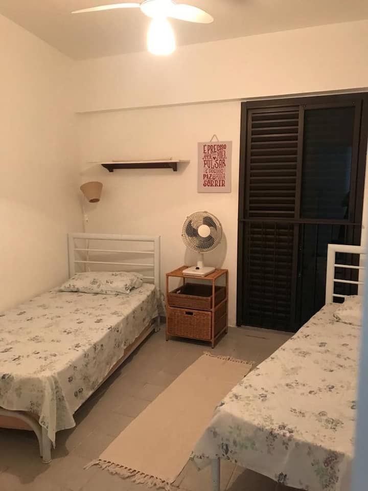 Habitación individual, es posible unirse a las dos camas para dormir en pareja. 

(Tenemos dos colchones individuales más)

Capacidad para 06 adultos