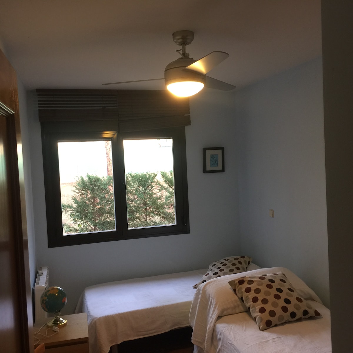 房间内有两张或三张床。 宽敞的内置衣柜。大窗户，可欣赏花园景观。