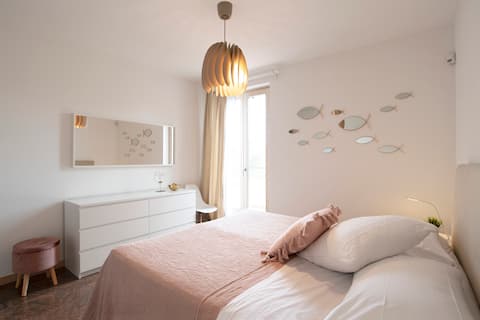 Ca’ Olea surrounded by greenery just steps from the Lake