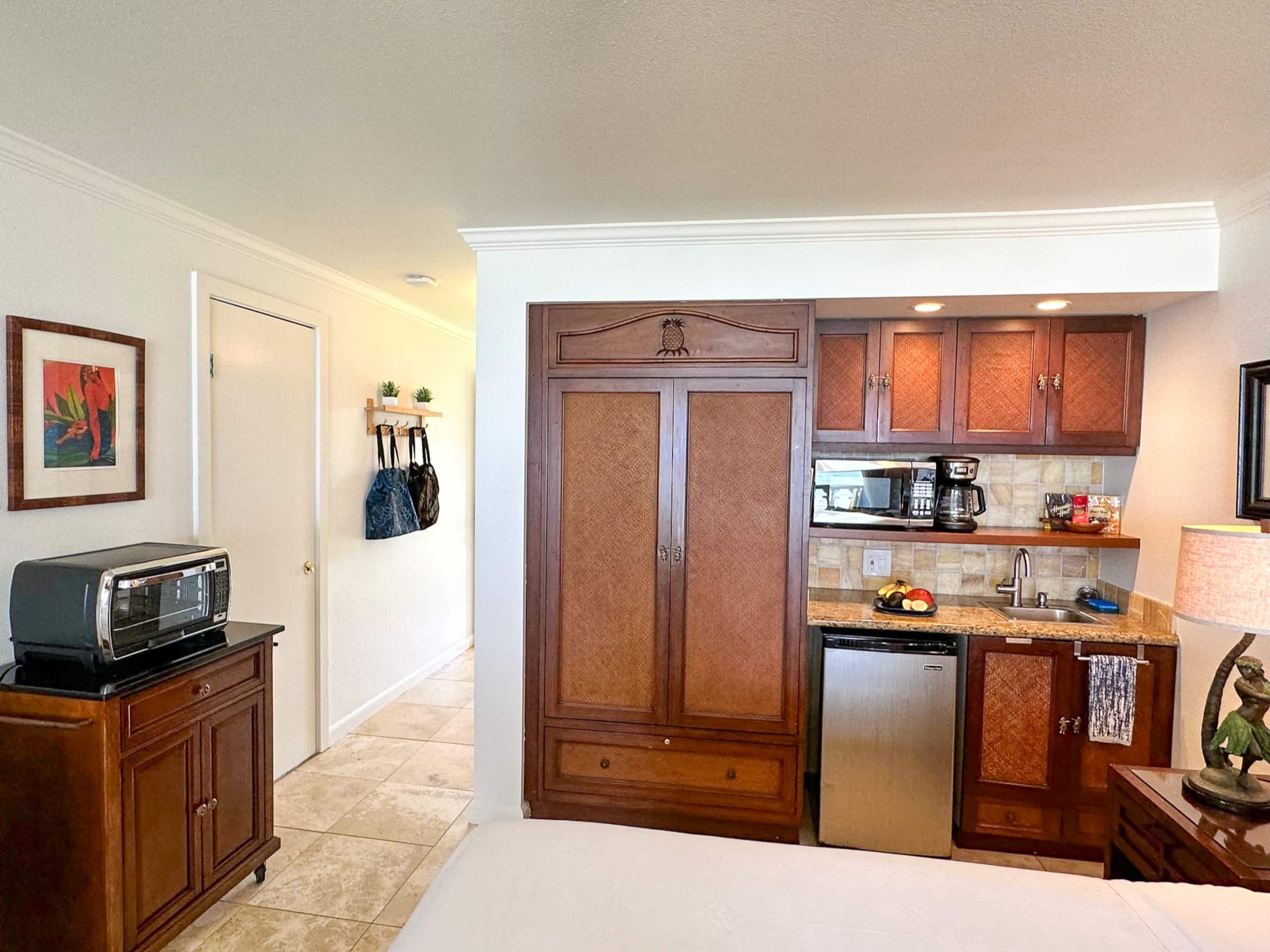 Direct Oceanfront Top Floor Studio - Photo 4
