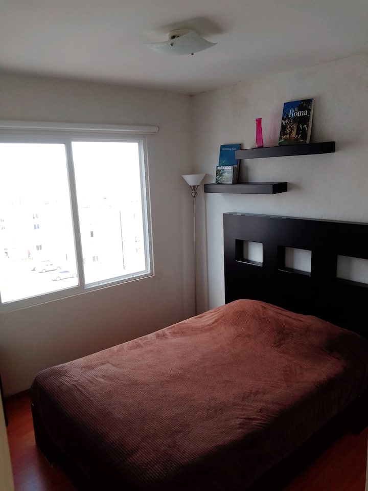 Chumba cha ziada, lakini pia ni kizuri sana, kina kabati nzuri kwa ukaaji wako wa muda mrefu.  (Pia na TV na Netflix)