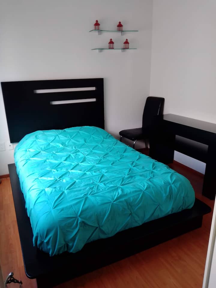 Karibu na chumba kikuu utakuwa na eneo dogo la kazi