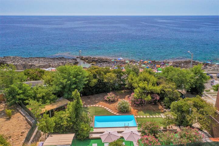 Seafront Villa with fabulous garden & private pool gallery image 4
