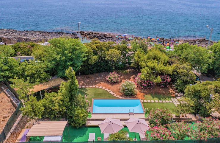 Seafront Villa with fabulous garden & private pool