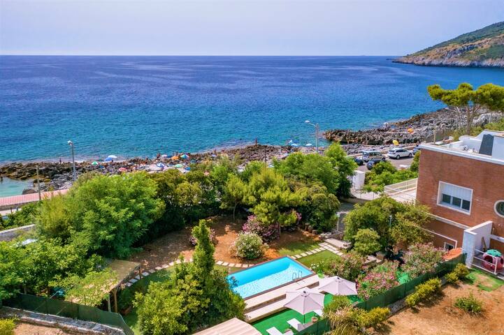 Seafront Villa with fabulous garden & private pool gallery image 5